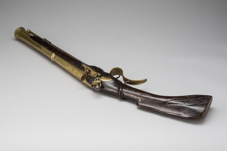 GEVÄR, s k muskedunder, flintlås. 1700-tal.