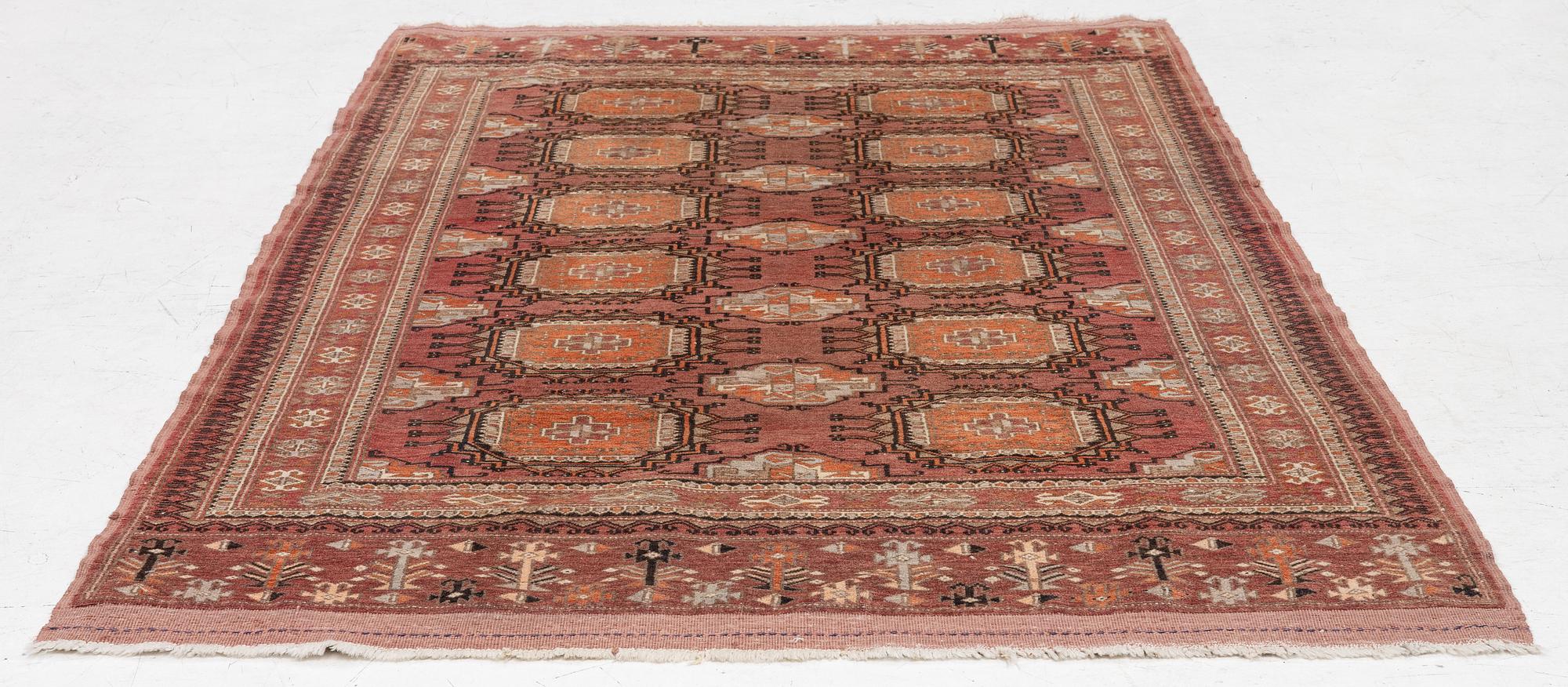 An oriental rug, a. 189 x 119 cm.