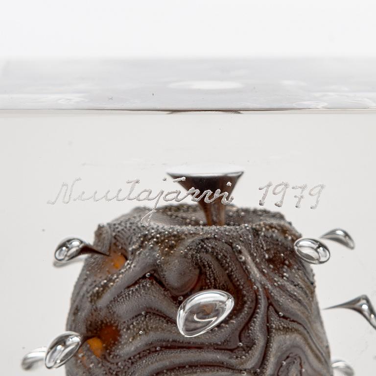 Oiva Toikka, an annual glass cube, 1979, signed Oiva Toikka, Nuutajärvi 1979, numbered 608/1000.