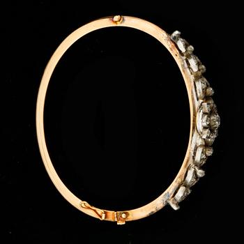 ARMRING, 14k guld och silver med antikslipade diamanter, tot ca0,90ct. Tidigt 1900-tal. Vikt 11,8g.