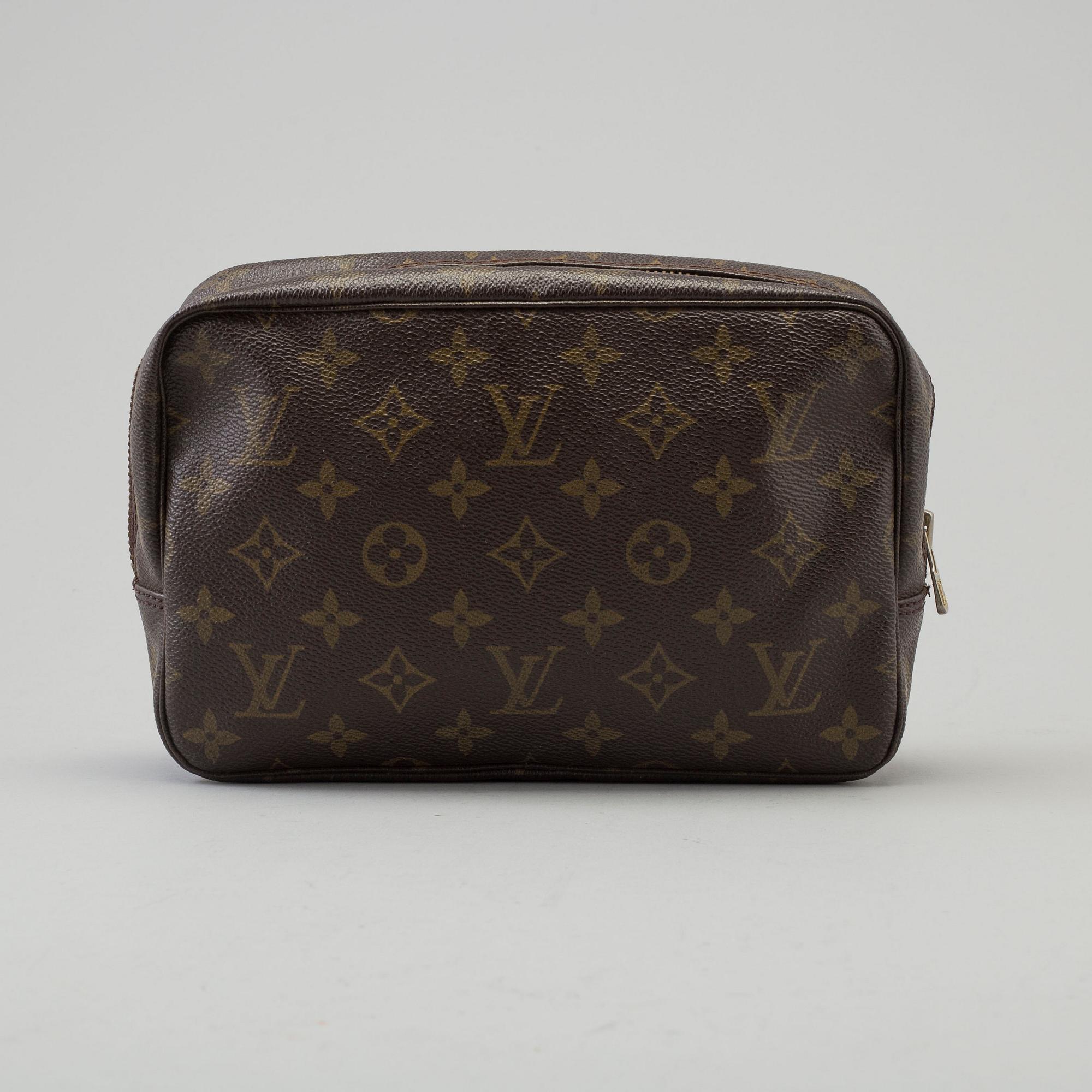 A Louis Vuitton "Trousse Toilette 23" toilet bag.