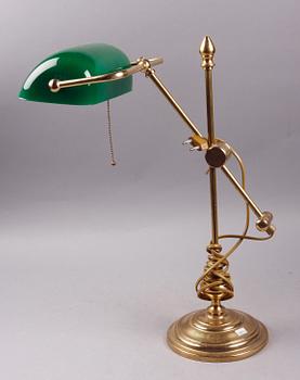 SKRIVBORDSLAMPA. Mässing och glas. Atelje Lyktan. 1900-tal.