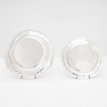 Uppläggningsfat, 4 st, och skålar, 2 st, silver, svenska, danska och finska stämplar 1918-1948, samt försilvrad coaster.