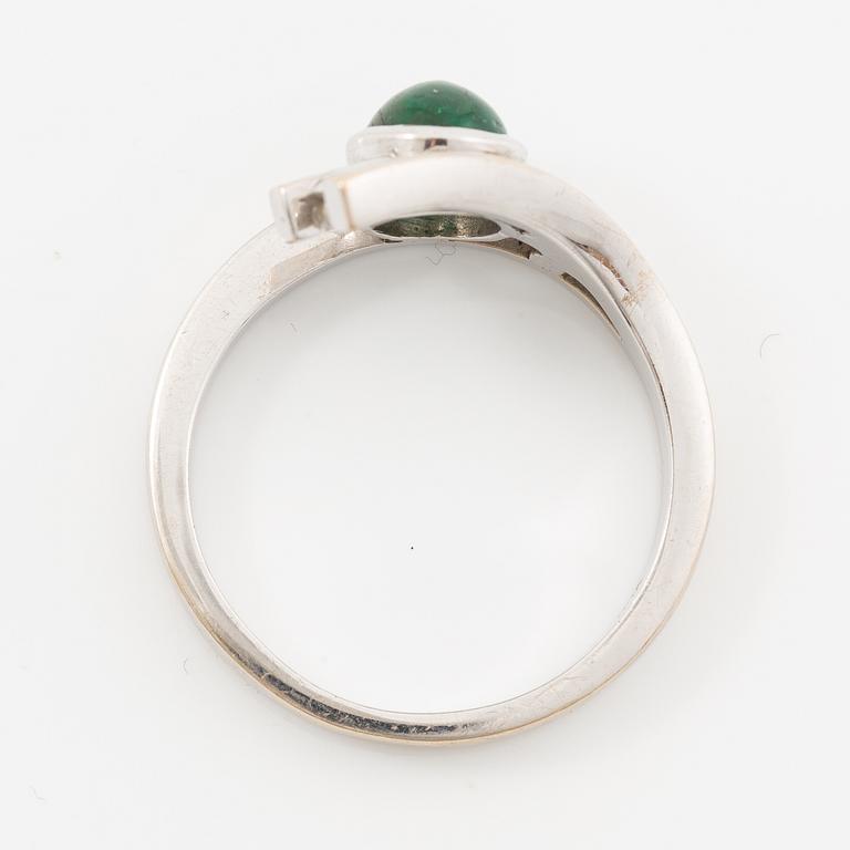 Ring, 18K white gold set with a cabochon-cut emerald and brilliant-cut diamonds.