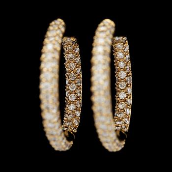 ÖRHÄNGEN, 176 briljantslipade diamanter, tot. 3.29 ct.