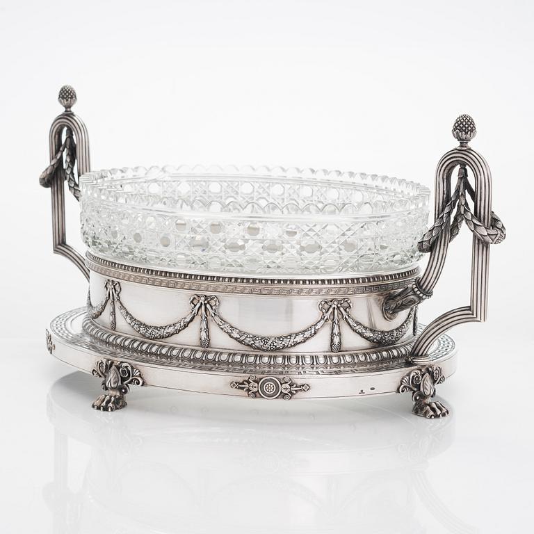 K. Fabergé, jardinière i silver med glasinsats. Hovleverantörsmärke och ristat inventarienummer 21765. Tidigt 1900-tal.