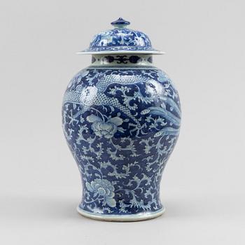 A blue and white jar with cover, Qing dynasty, 19th Century.