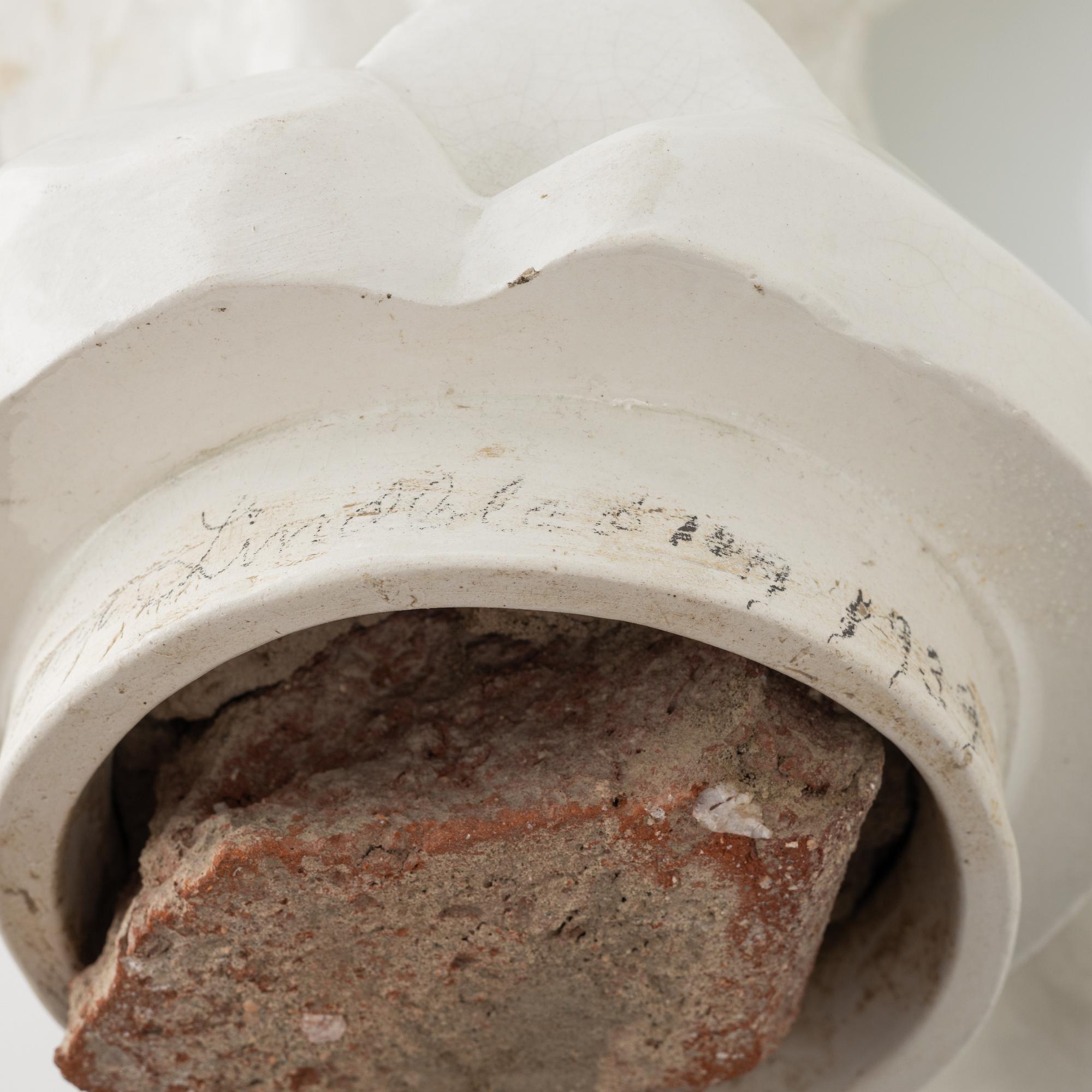 Dekorelement till kakelugn, flintgods, 1900-talets första hälft.