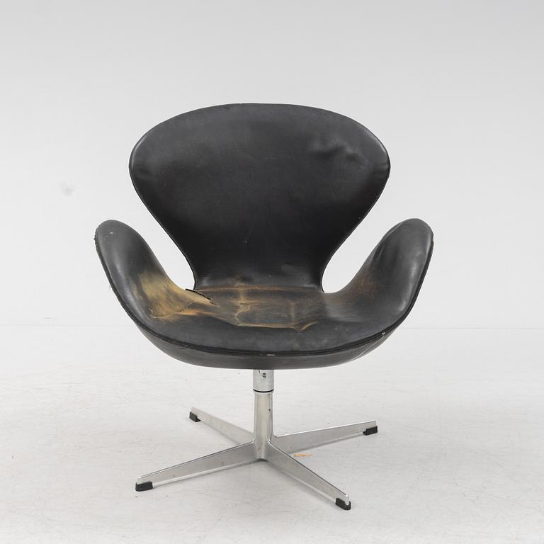 Arne Jacobsen, a 'Svanen' lounge chair from Fritz Hansen, 1960's.