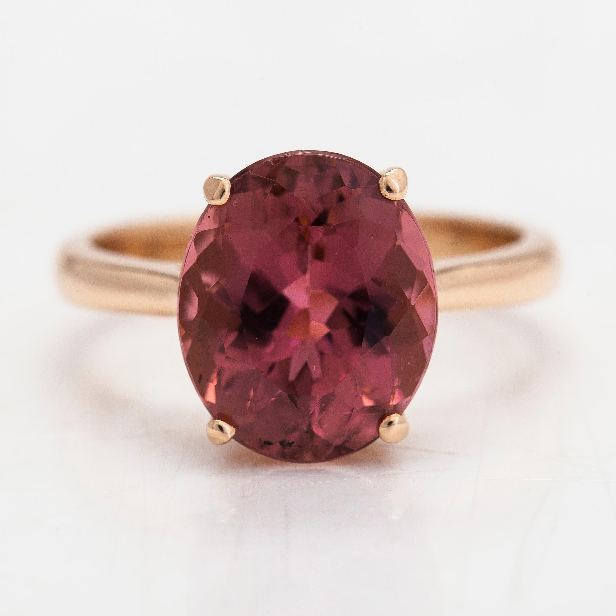 Ring, 14K guld med en oval turmalin.