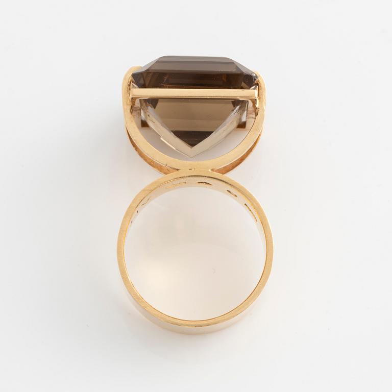 Anders Högberg a ring in 18K gold with faceted quartz.