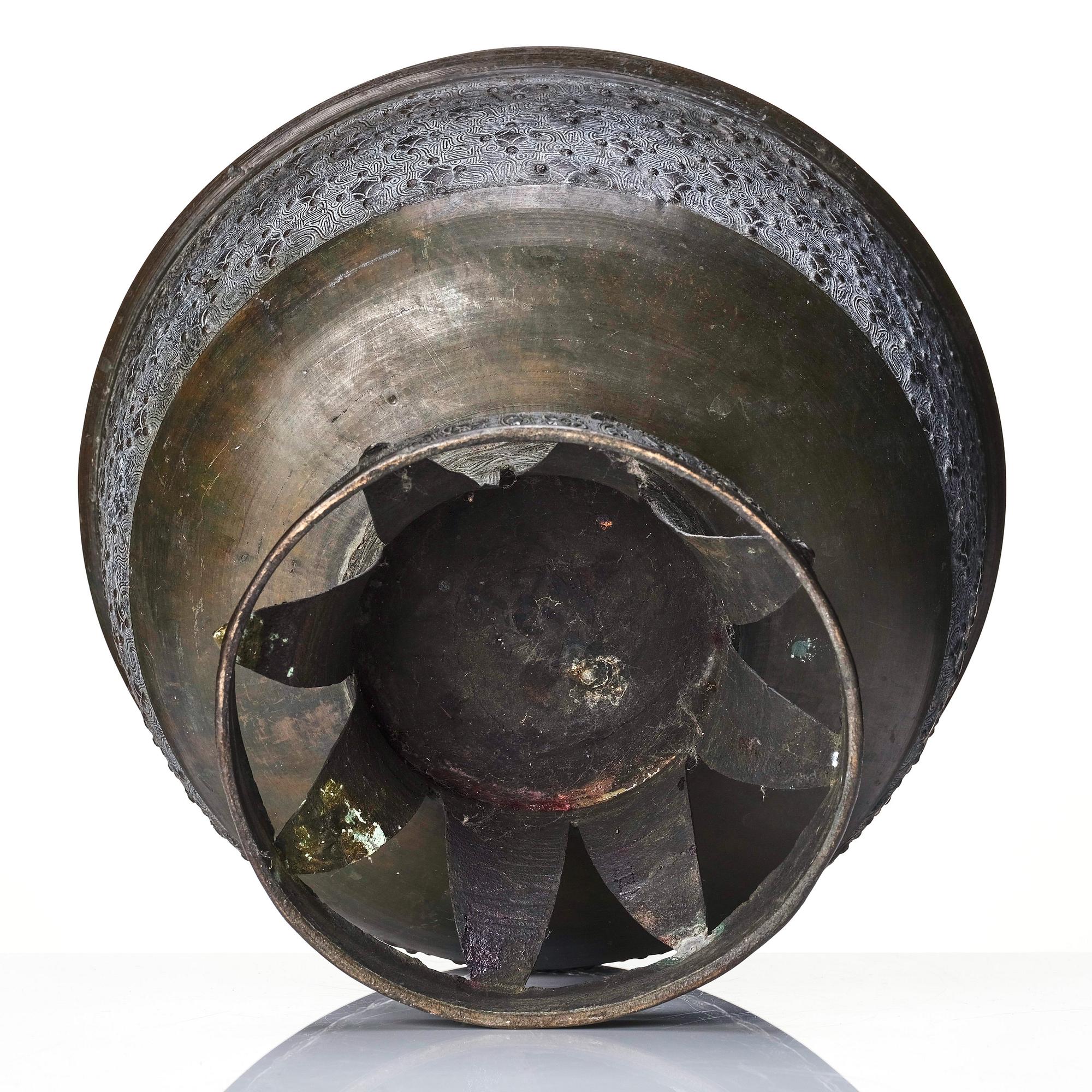 A Japanese bronze censer/vessel, Edo Period (1603-1868).
