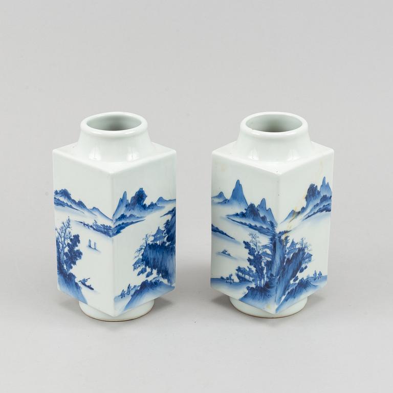 A pair of Chinese squared "cong" blue and white vases, 20th century.