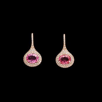 842. A pair of pink tourmaline, tot. 3.71 cts, and brilliant cut diamond earrings, tot. 0.94 cts.
