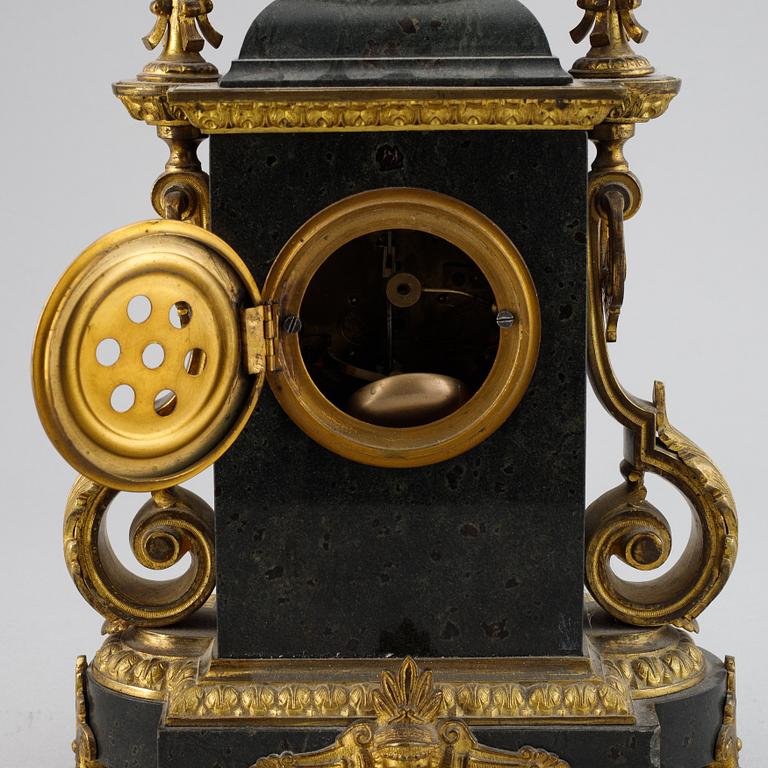 A Louis XVI-style mantel clock from Gustav Becker, ca 1900.