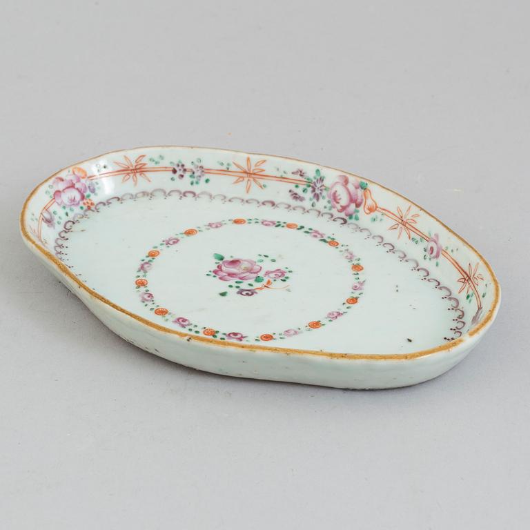 A famille rose dish, Qing dynasty, Qianlong (1736-95).