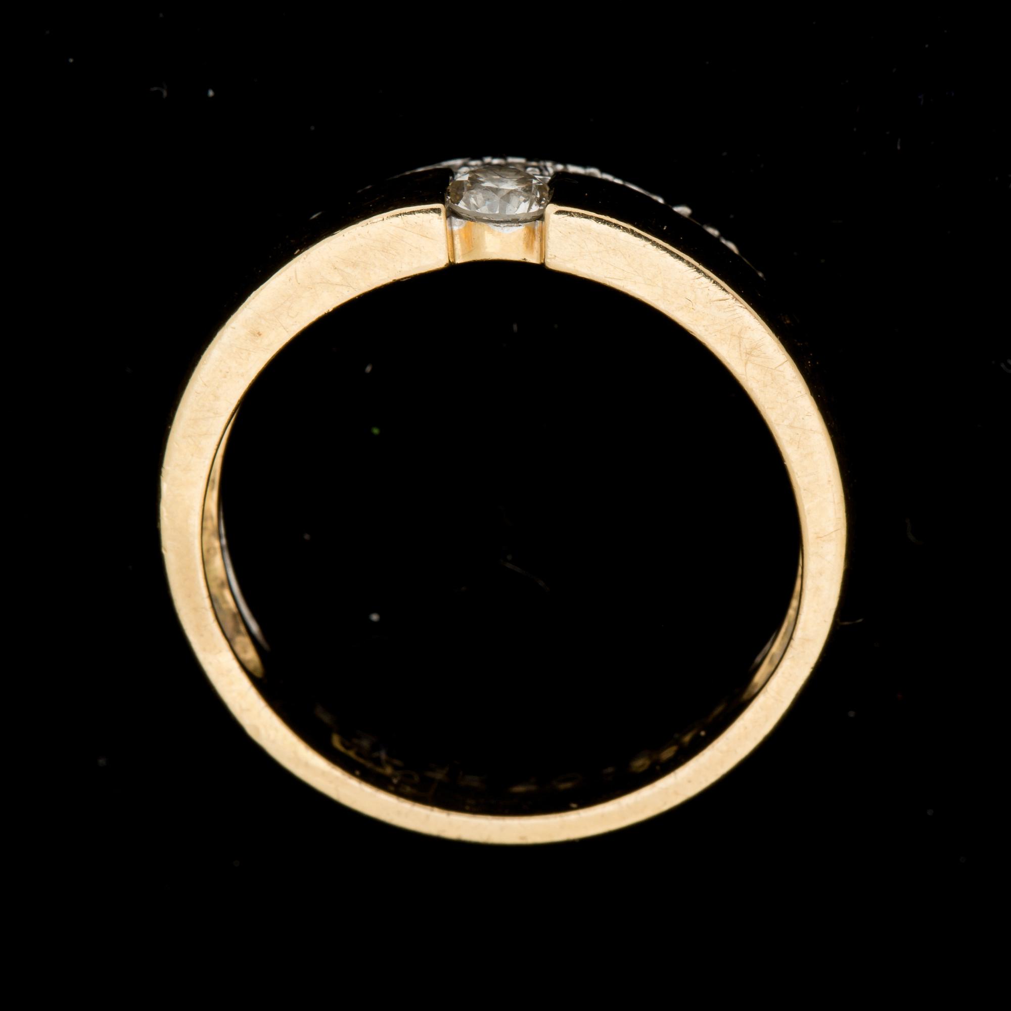 RING, 18k guld med briljantslipade diamanter tot ca 0,25 ct. Vikt ca 5 gram.
