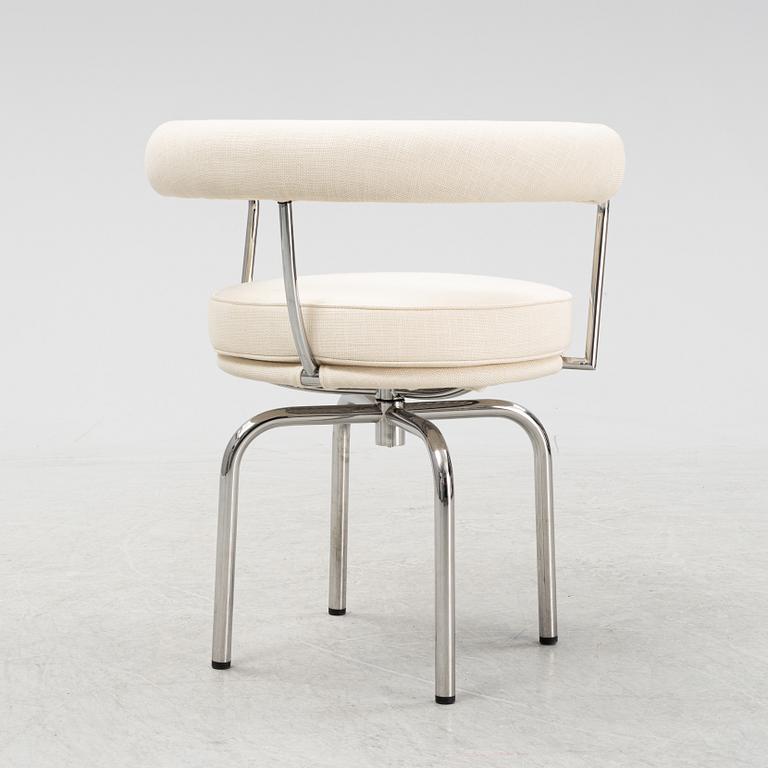 A LC 7 swivel chair by Charlotte Perriand & Pierre Jeanneret & Le Corbusier for Cassina, designed in 1927.