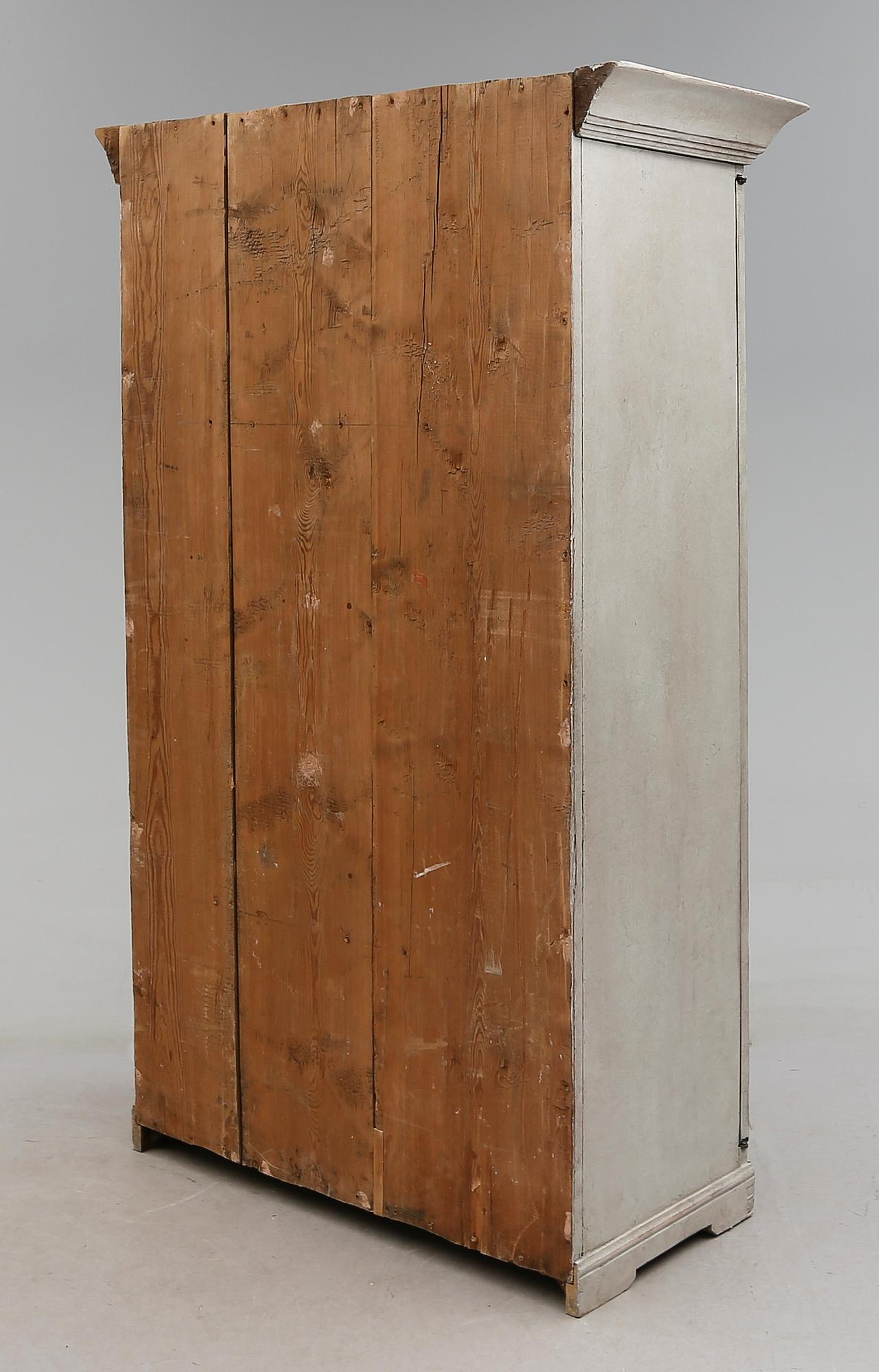 KLÄDSKÅP, 1800-talets början.