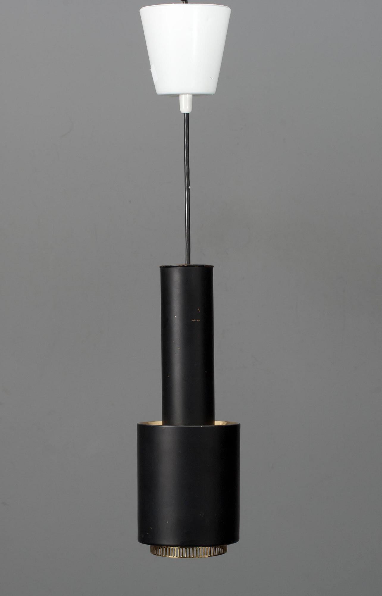 Alvar Aalto, TAKLAMPA, "Handgranat". Mässing, tillverkad av Valaistustyö Ky/ Louis Poulsen & Co a/s. Danmark. H 34.
