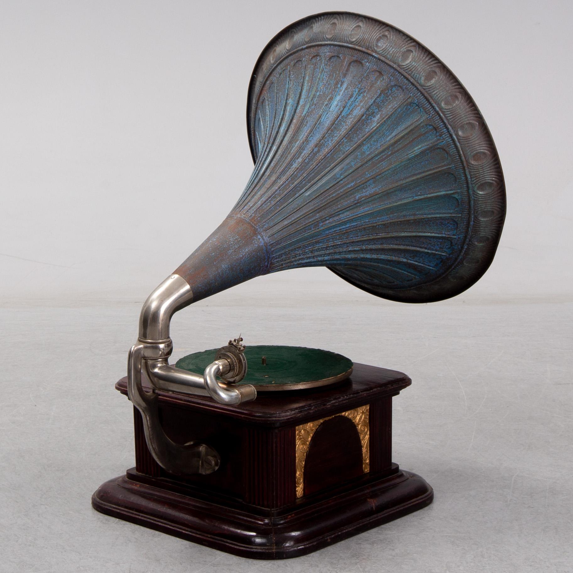 An early 20th century 
English gramophone player.