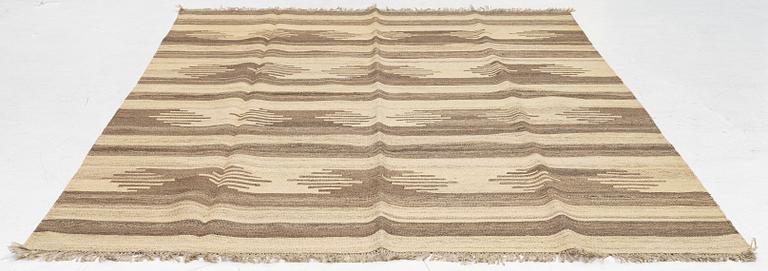 A persian kilim carpet, c. 293 x 195 cm.