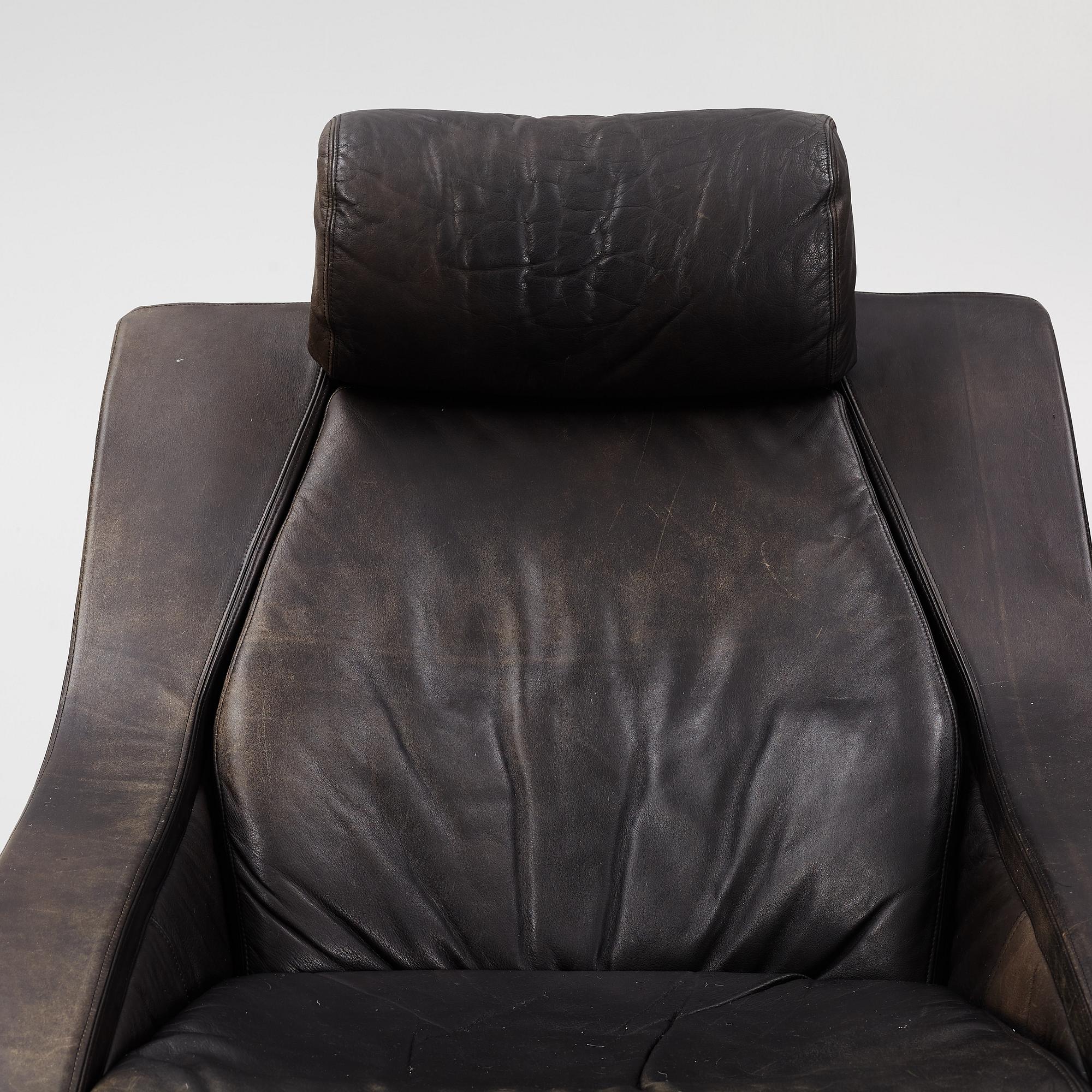 Takashi Okamura & Erik Marquardsen, a "Wave" armchair with ottoman, Nelo, 1970's.