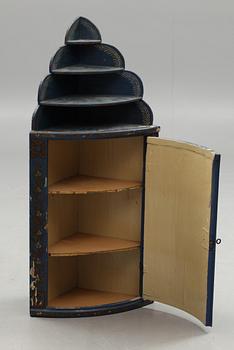 HÖRNHÄNGSKÅP, 1700-tal.