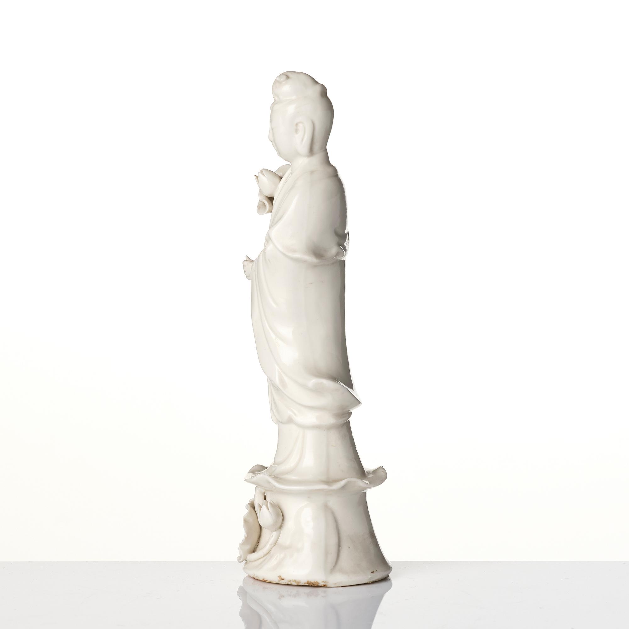 A blanc de Chine figure of a Guanyin, late Qing dynasty, 19th century.