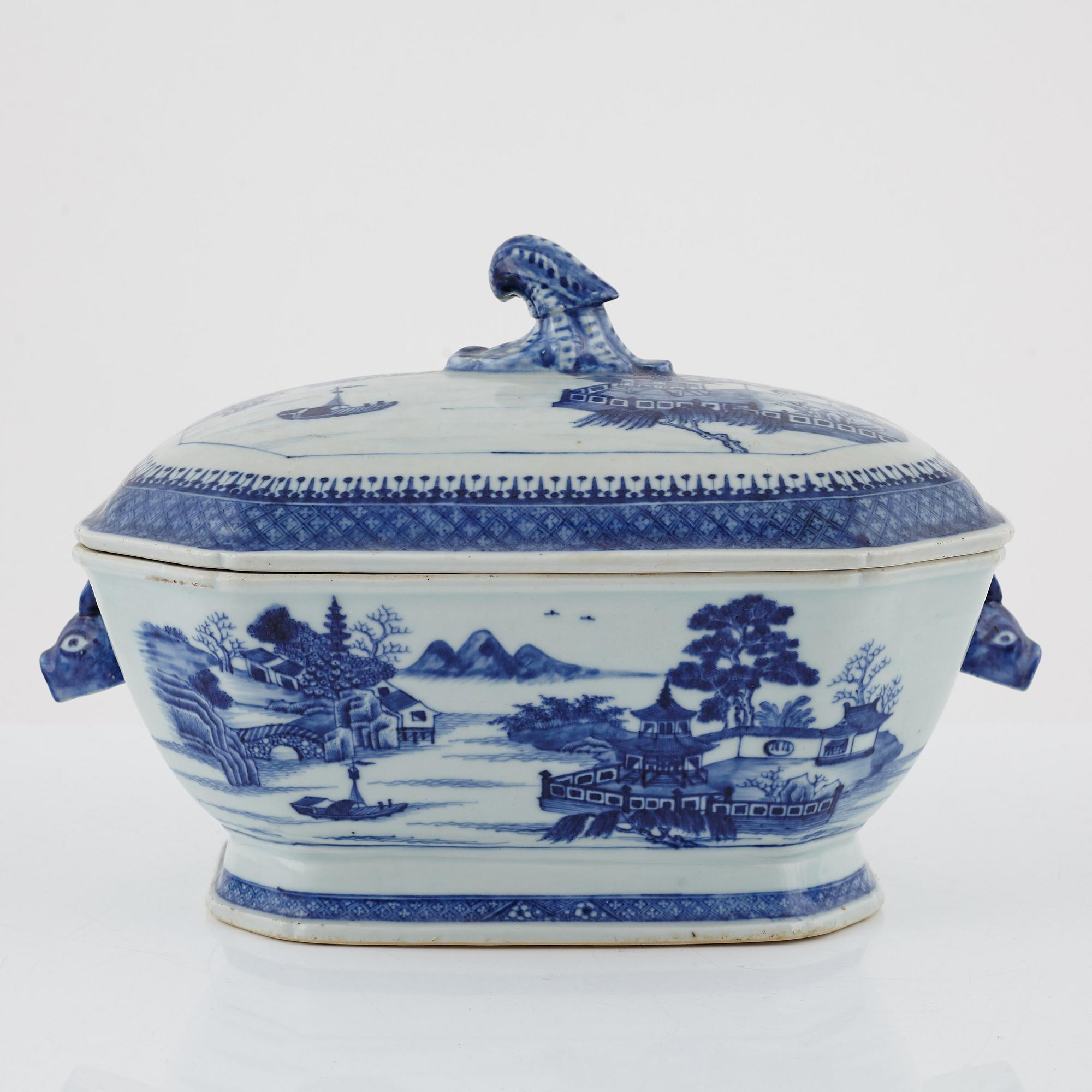 Terrin med lock, tallrik och smörterrin med lock och fat, porslin, Kina, 1700- och 1800-tal.