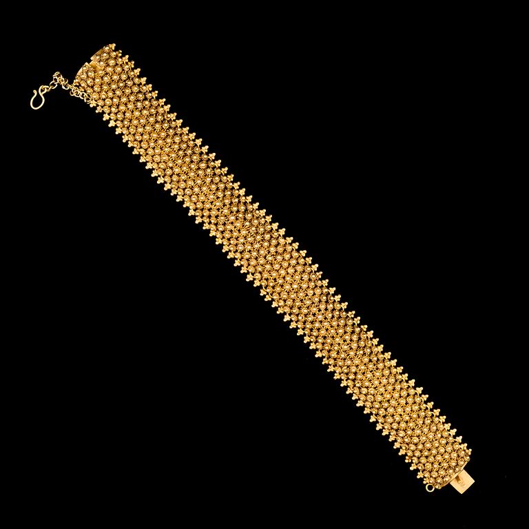 A NECKLACE, A BRACELET and A PAIR OF EARRINGS, 18K gold.