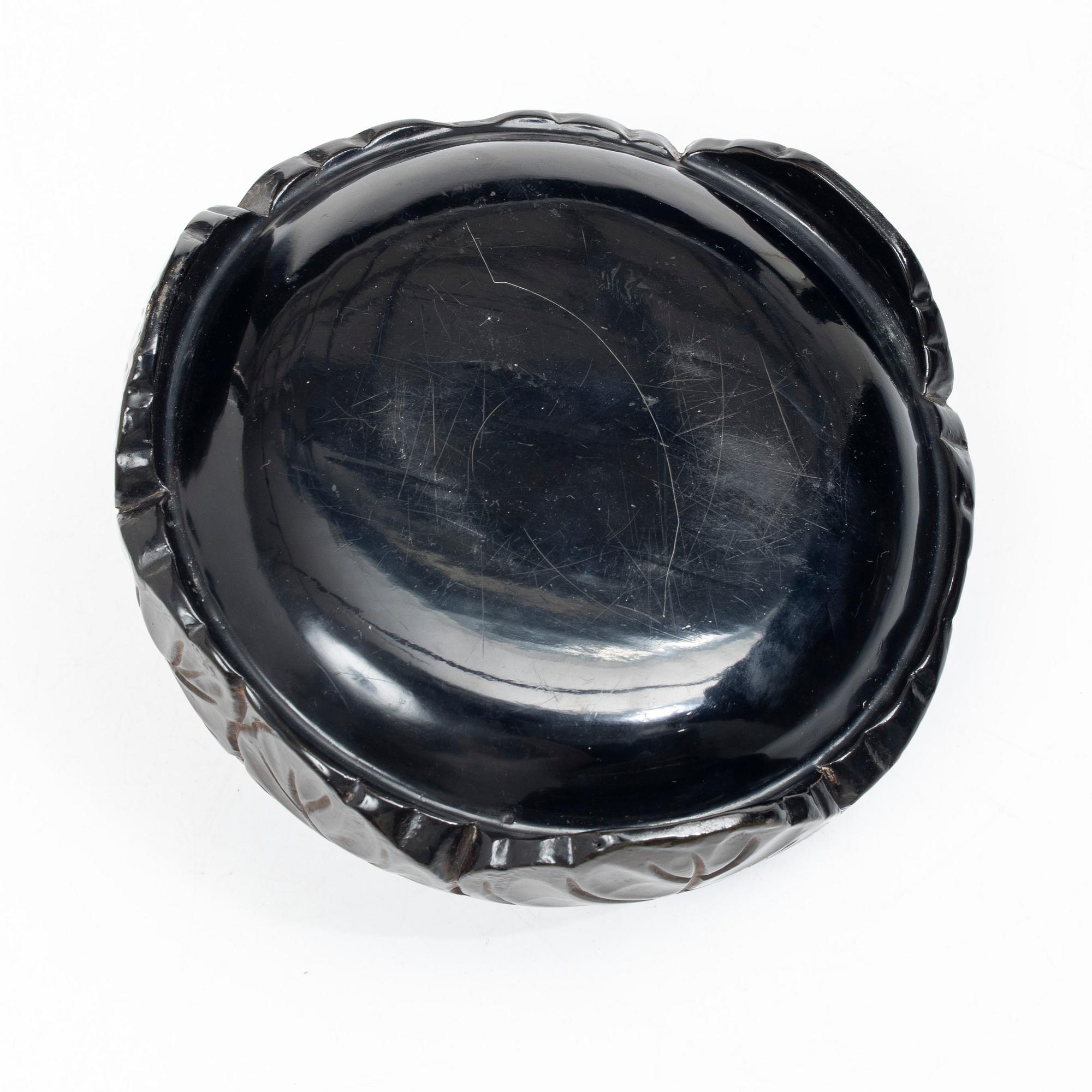 A Japanese lacquer box with cover and a bronze censer, Meiji period (1868-1912) respektive 1900-tal.