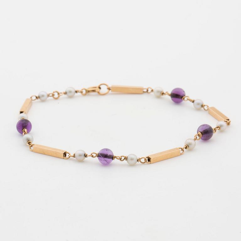 Bracelet with amethyst beads and cultured akoya pearls.