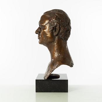 Gudmar Olovson, skulptur. Signerad. Numrerad. Gjutarstämpel. Brons, total höjd 52 cm, längd 28 cm.