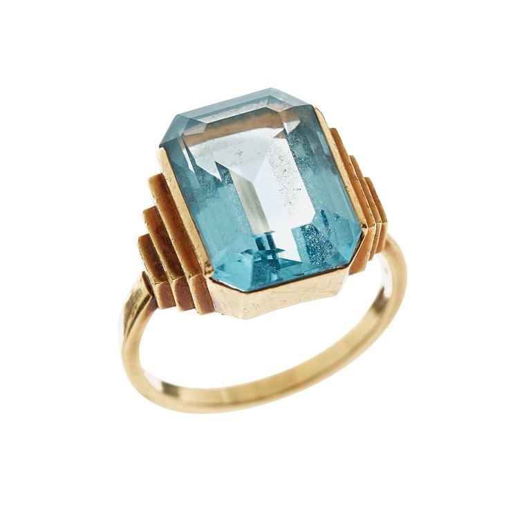 A Wiwen Nilsson 18k gold ring with a facet cut aquamarine. Lund 1933,