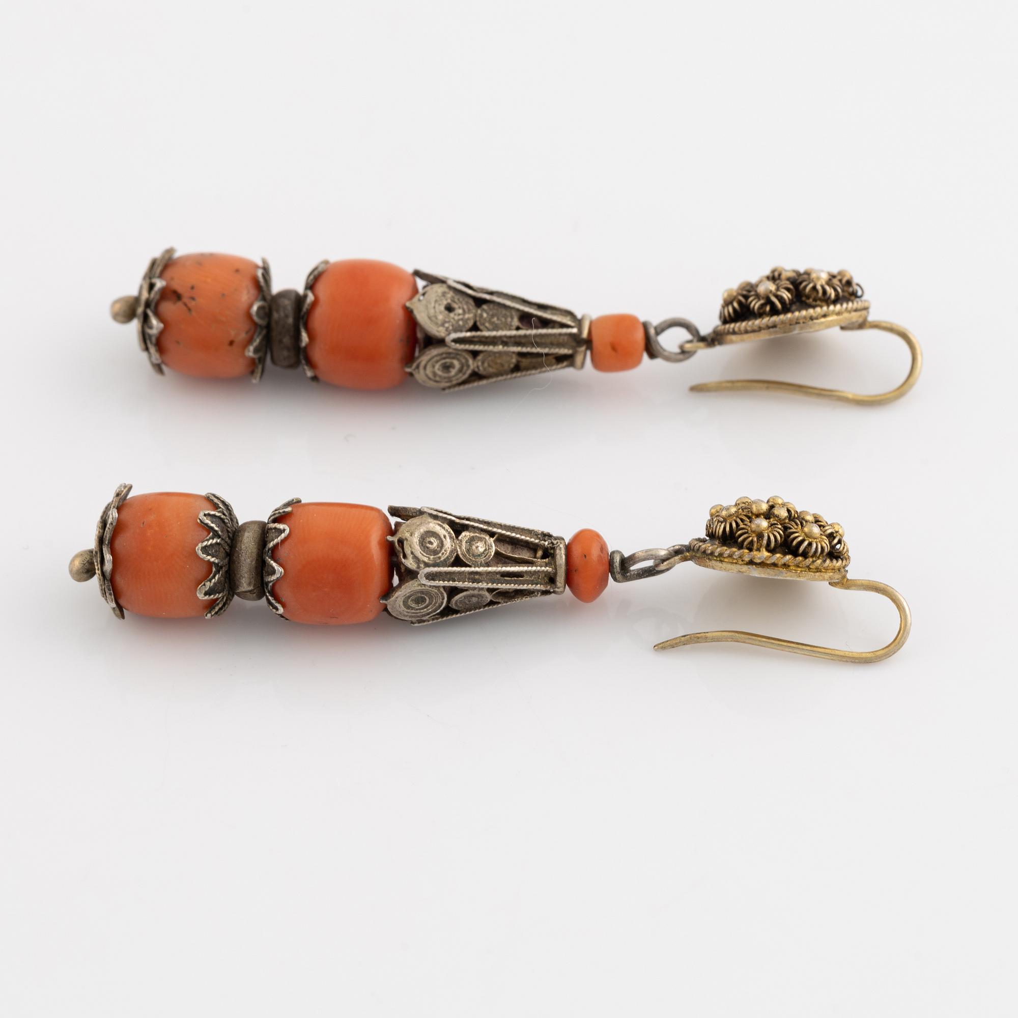 Earrings and necklace, with coral.