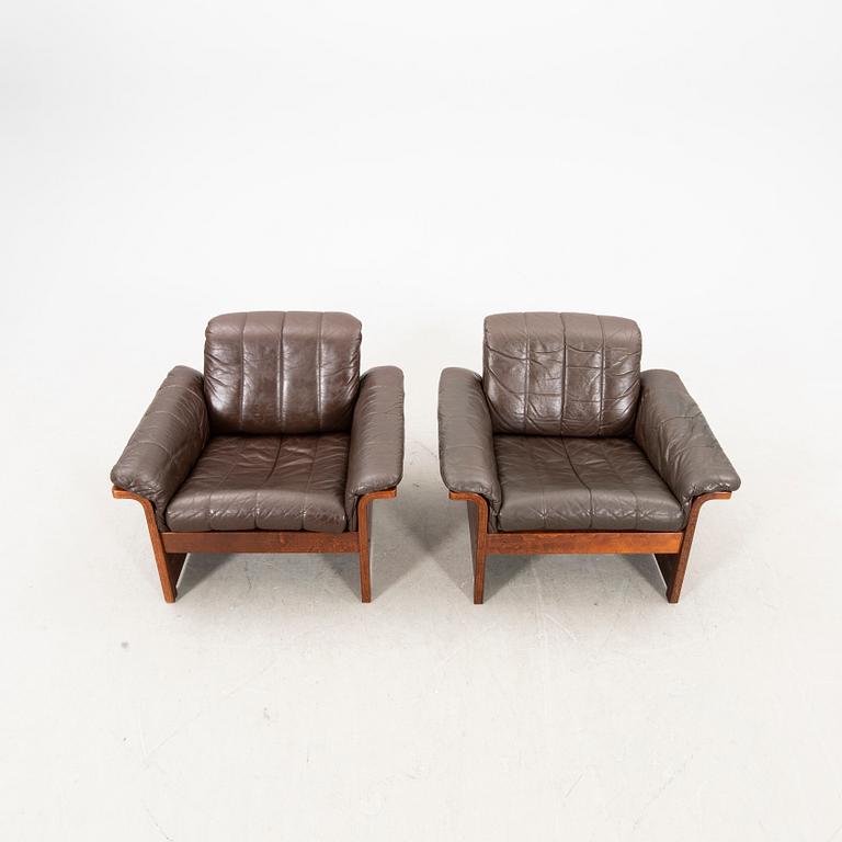A pair of 1970s leather armchairs.