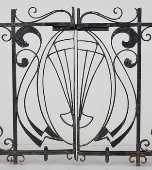 GRINDAR, ett par. Gjutjärn, 1900-talets första hälft.