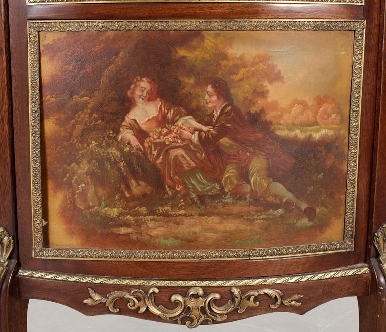 VITRINSKÅP, Louis XVI-stil, 1900-talets andra hälft.