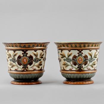 YTTERFODER, 2 st snarlika, majolika, Rörstrand, omkring 1900.