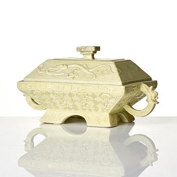 An archaistic porcelain vessel with cover, Qing dynasty with Guangxu six character mark and of the period (1875-1908).