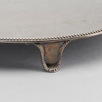 A SILVER SALVER BY JOHN CROUCH & THOMAS HANNAM, London 1782, weight c:a 1200 g.