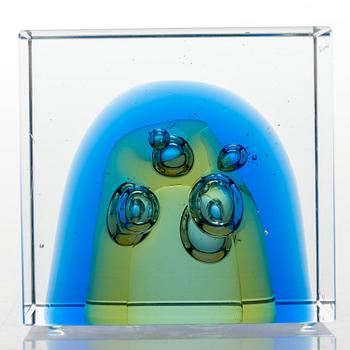 OIVA TOIKKA, a glass cube signed Oiva Toikka Nuutajärvi 2007 517/2000.