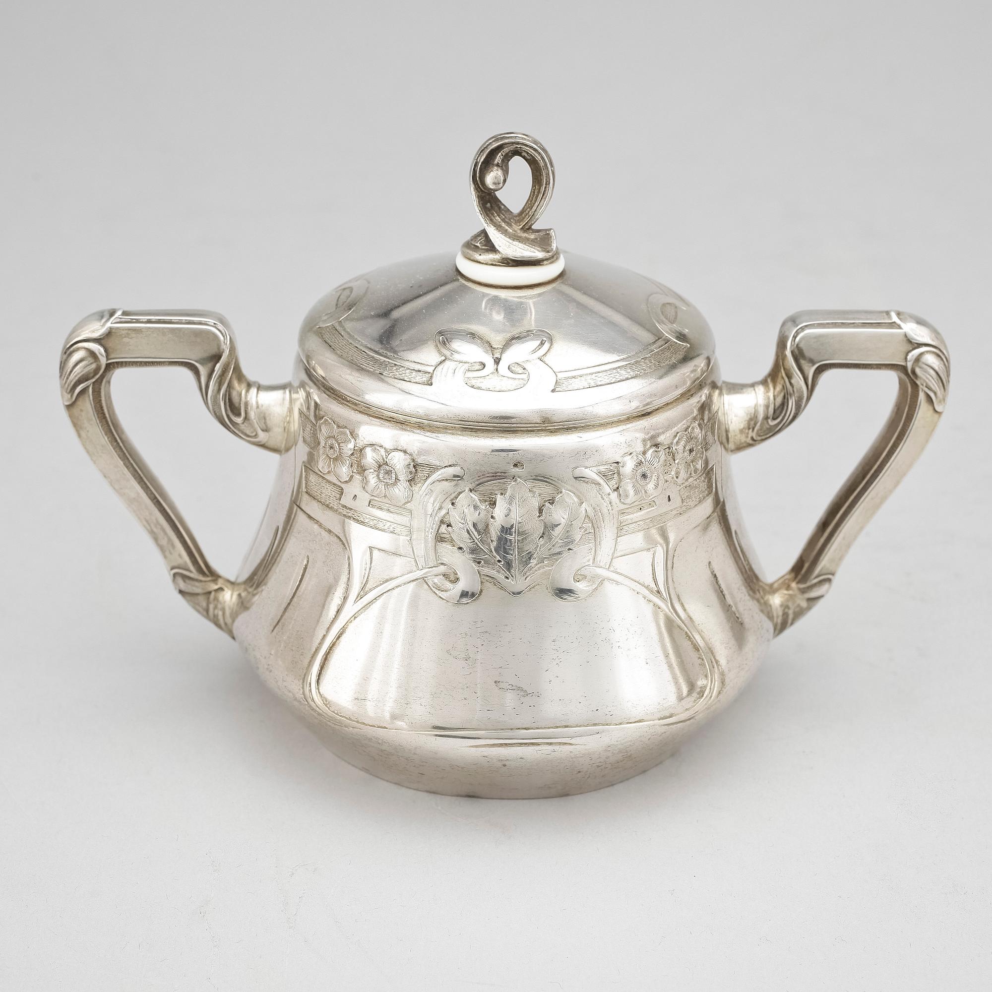 PARTI SERVISDELAR, 3 + 1 delar, silver, bl a CG Hallbergs Guldsmeds AB, Stockholm, 1912. Totalvikt ca 1309 g.