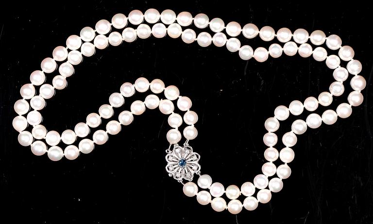 COLLIER, 2-rader odlade pärlor, ca 6,8 cm, med lås med små diamanter och blå safir.