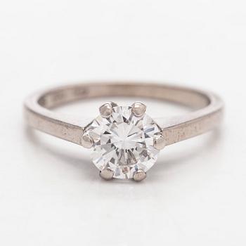 Sormus, 18K valkokultaa ja briljanttihiottu timantti. A Tillander 1973.