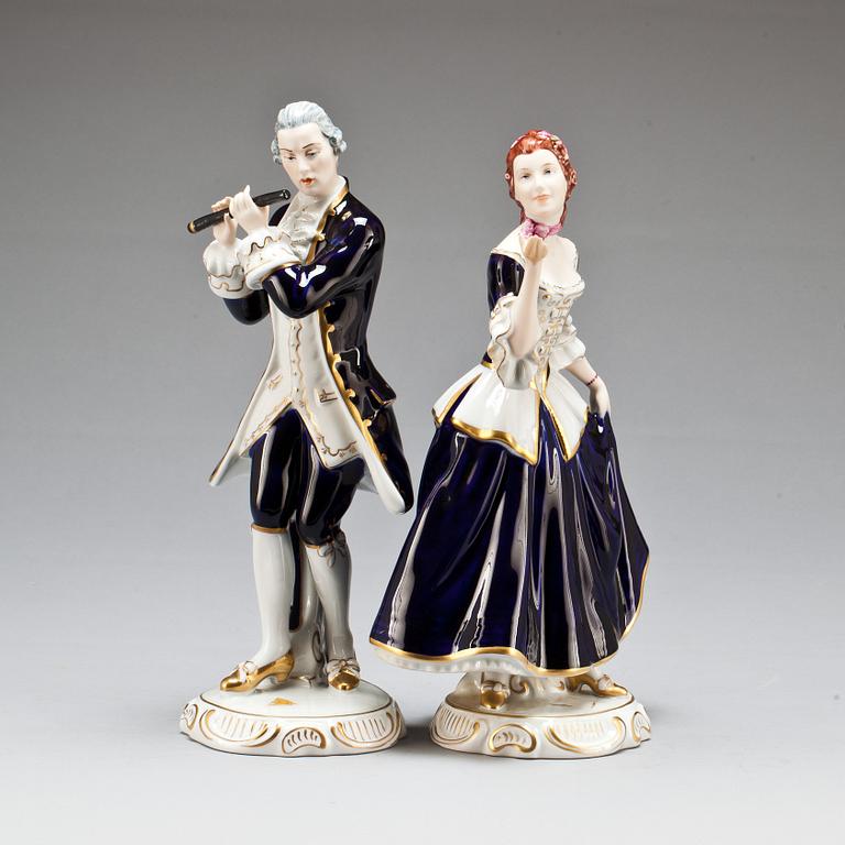 FIGURINER, 2 st, porslin Royal Dux. Danmark. 1900-talets andra hälft.