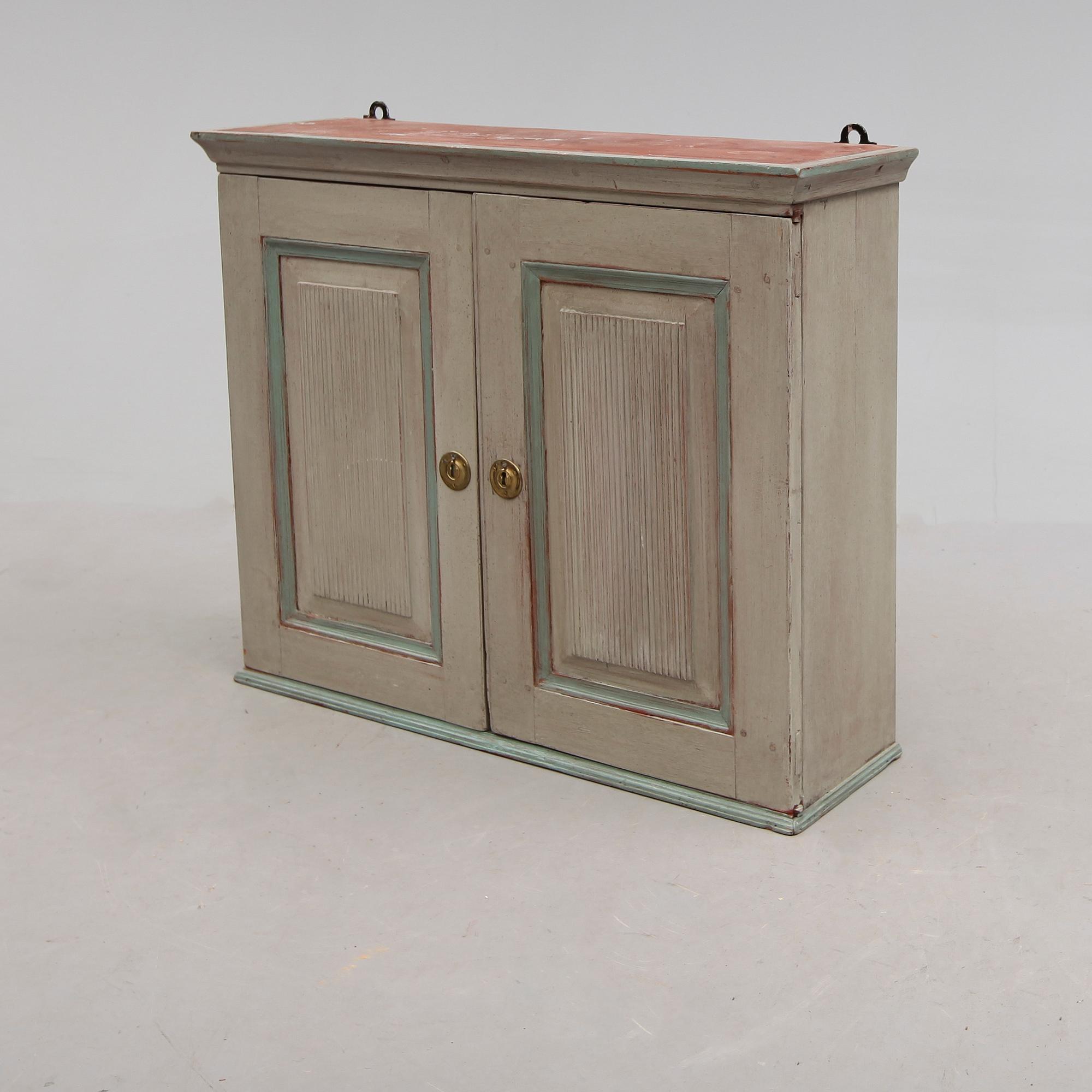 HÄNGSKÅP, allmoge, 1800-talets andra hälft.