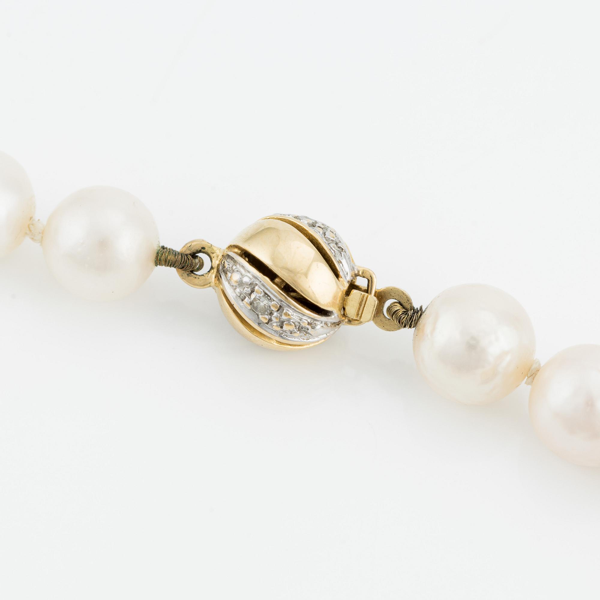 Collier & armband, odlade pärlor med lås 18K guld och små diamanter.