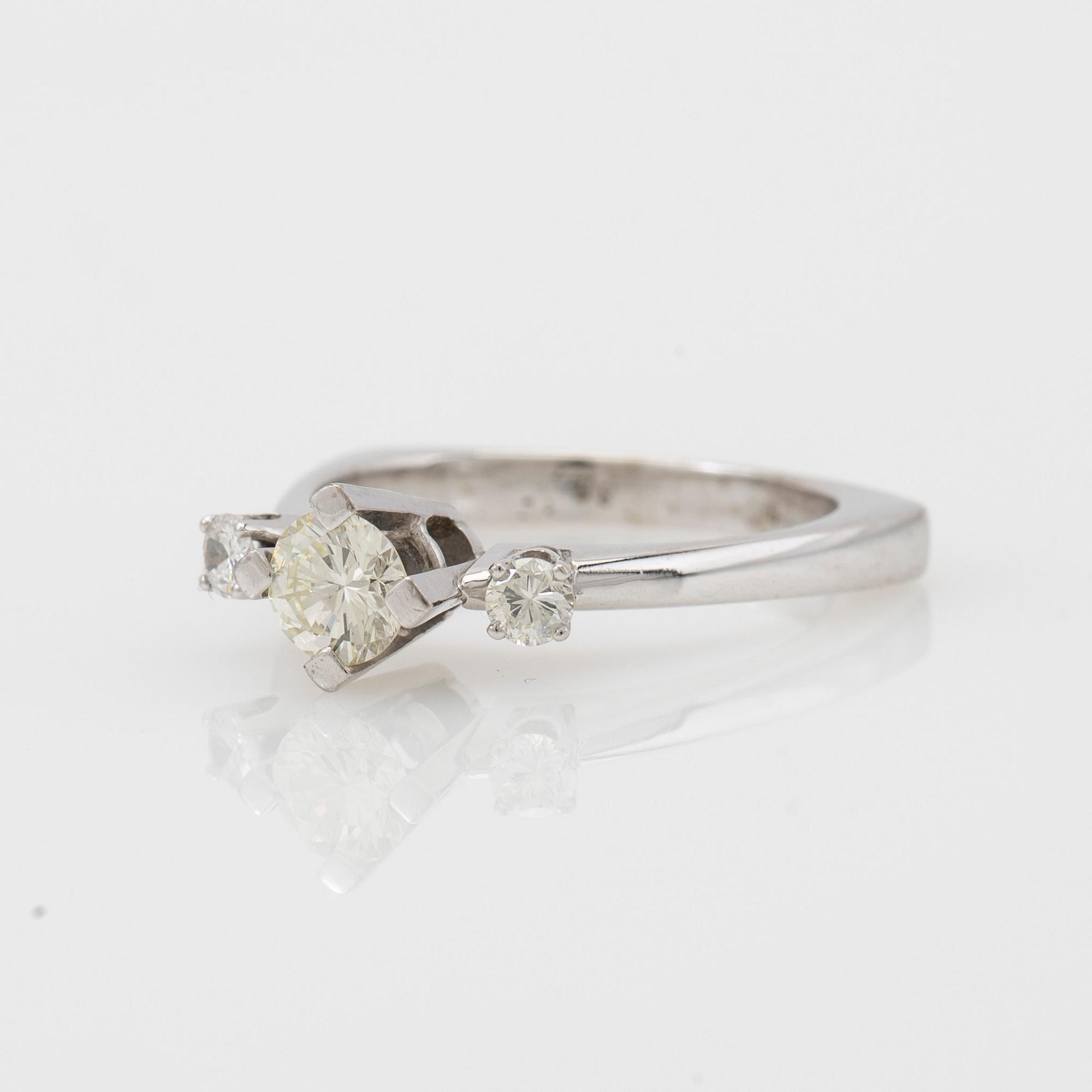 Ring, 18k vitguld med briljantslipade diamanter.